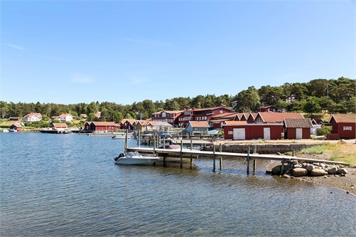 Hamnen i Tjärnö med marinbiologen och sjöbodar