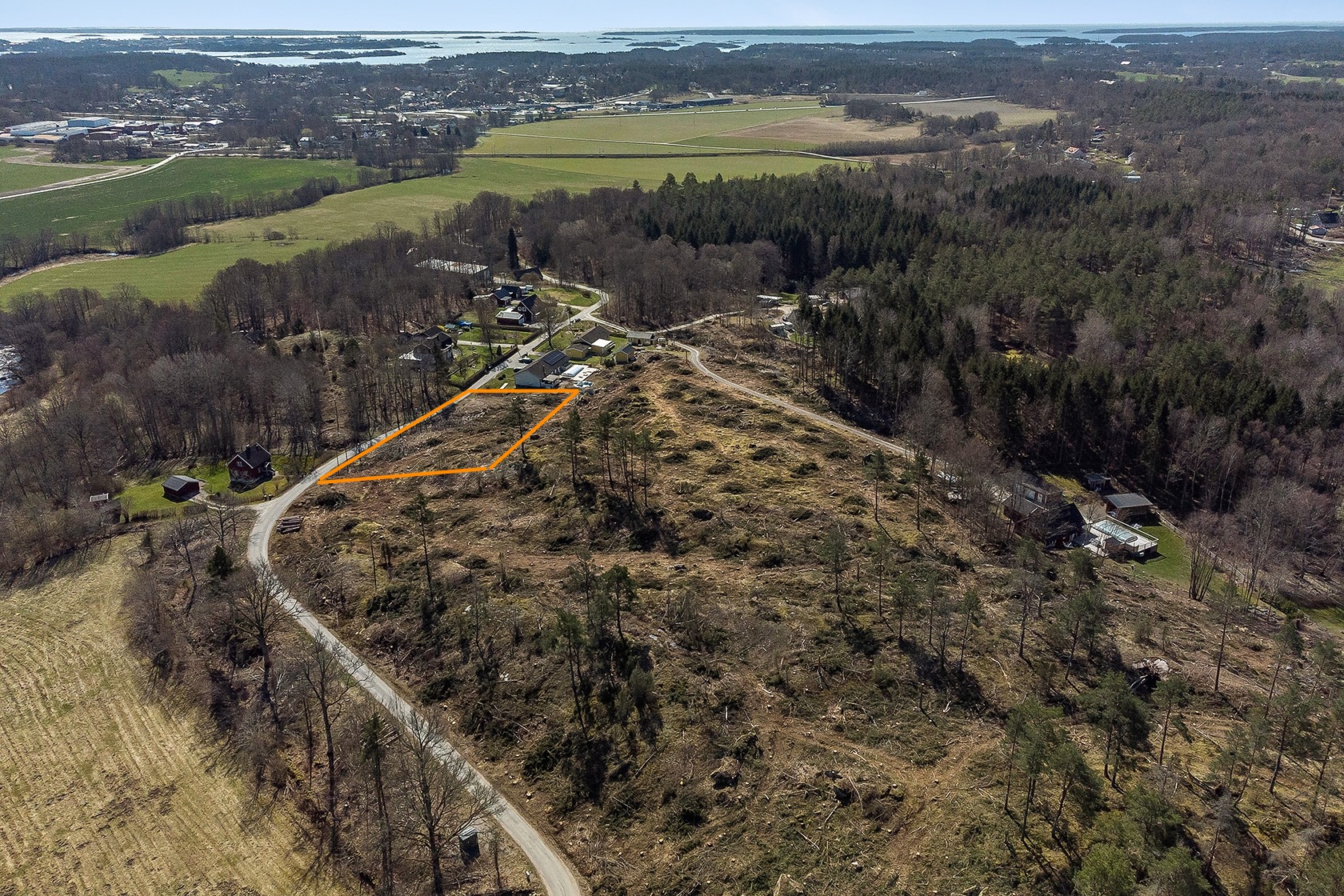 Lantligt läge! I bakgrunden (2 km) Nättraby & hav