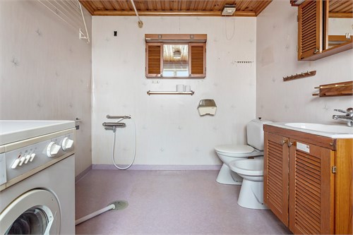 Duschrum/tvättrum i tillbyggnad från 70-talet