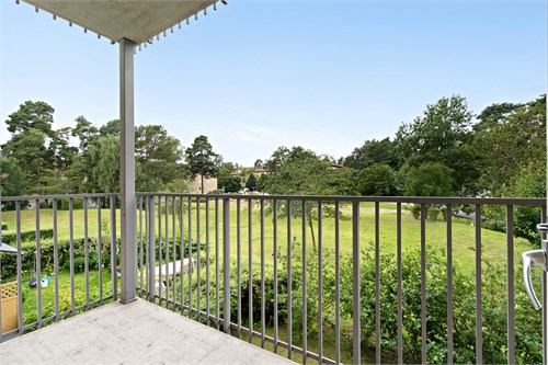 En balkong med utsikt över grönområden