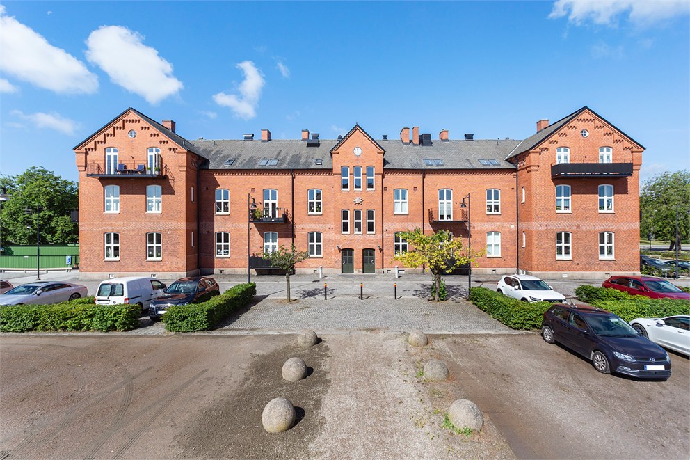 Gedigen byggnad med modern bostadsrättsförening