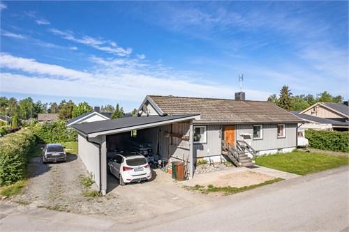 Hus med carport.