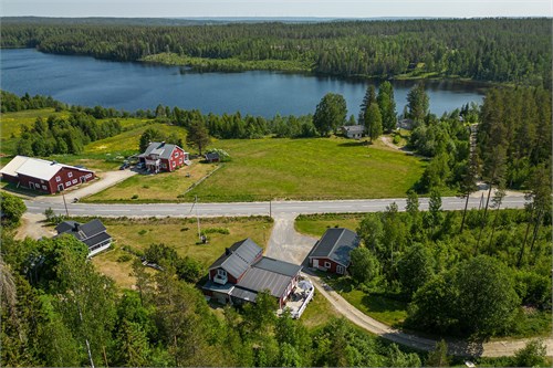 Beläget vid skogsbrynet med sjöutsikt