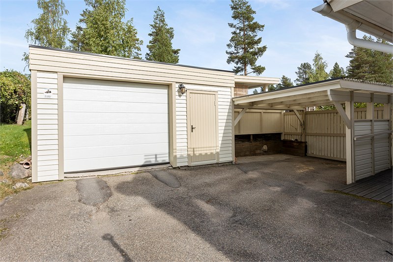 Fristående garage med vidbyggd carport