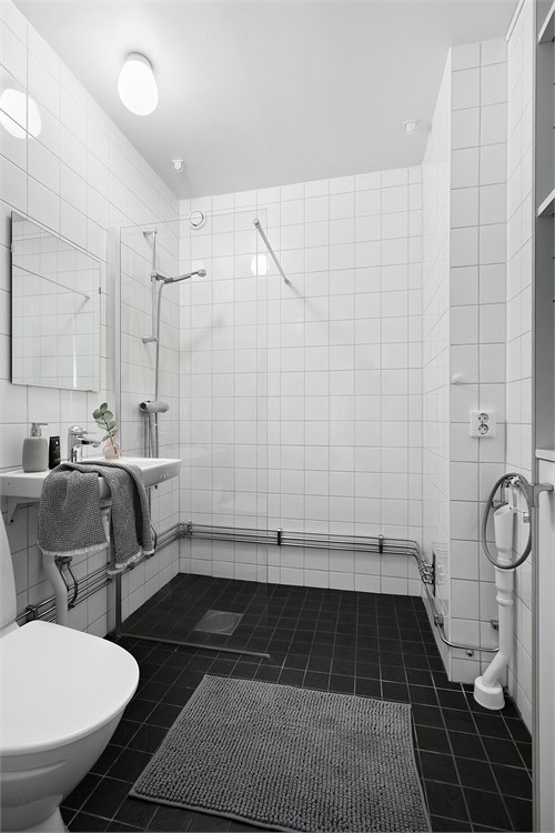 Badrum helkaklat, stambytt. Förbred för tvätt/tork