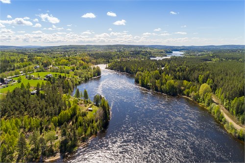 Nedströms villan från drönare