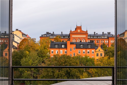 Vy från bostadens franska balkong 