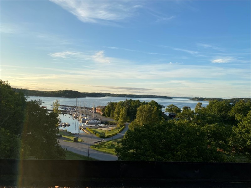 Sommarvy från balkonger: Rindö hamn o Solöfjärden