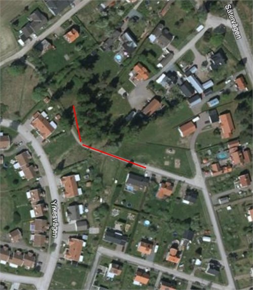 Egen infart på tomten via Buntmakarg (rödstreckat)