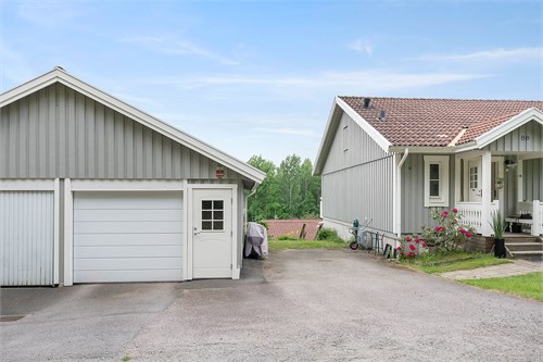 Garage med motordrivenport. Ny dörr som komplement