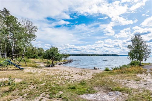 Tillgång till sandstrand för sköna bad och ...