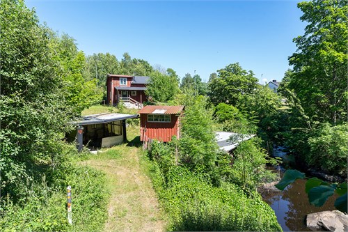 ...sett från tomtgränsen med uppfart till carport