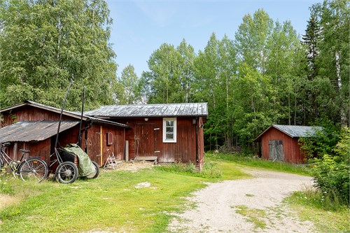 Byggnad med stalldel samt förråd