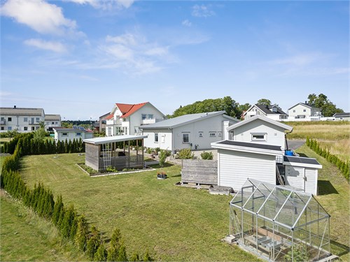 Garage/gästhus, pergola, förråd och växthus.