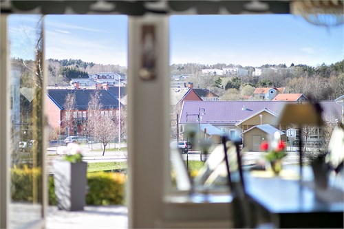 Från vardagsrummet har man vacker vy över området