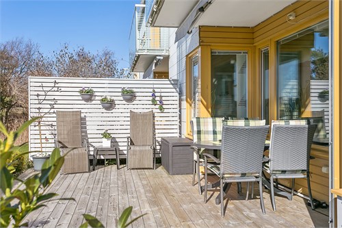 Underbar altan med sol under eftermiddag och kväll