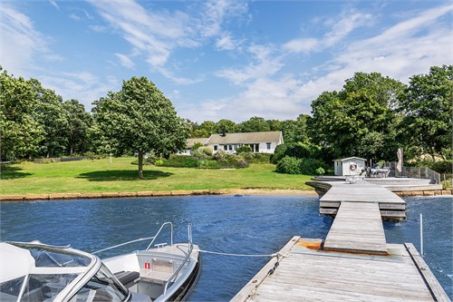 Påkostad flytbrygga, tillhörande däck & badtunna