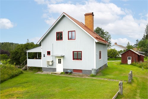 Groventré på gaveln av huset