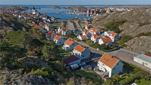 Drönarvy mot Skärhamns hamninlopp.