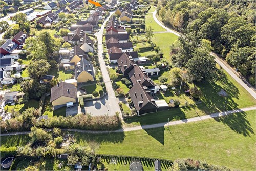 Barnvänligt läge, bilfritt område. Garage i länga