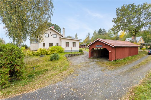 Uppfart med carport.