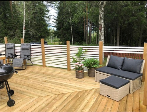 Solterrass med plats för flertalet sittgrupper