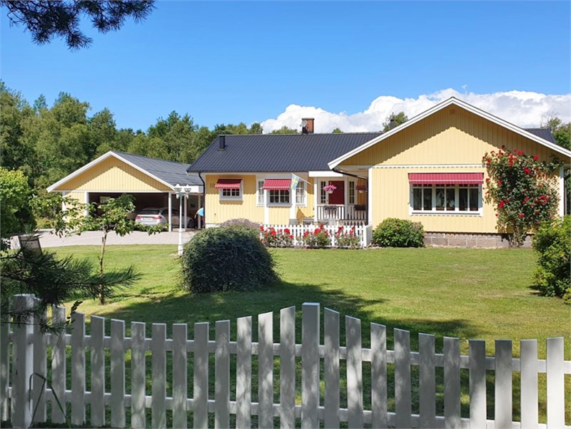 Välskött enplansvilla med carport och verkstad