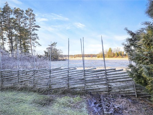 Gärdesgård med vy ut över ängarna 