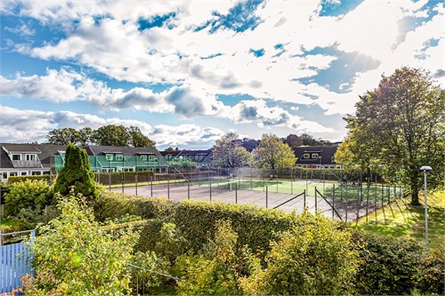 Tennisbana & lekplatsen i närheten