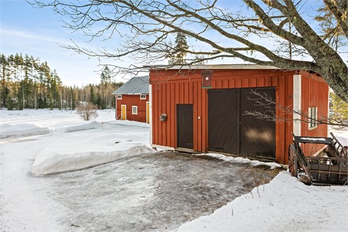 Byggnad med garage