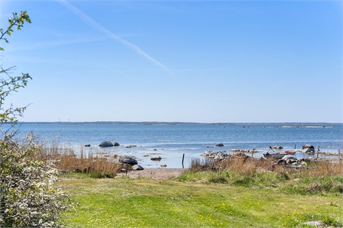 ...och en vacker och rofylld miljö vid havet...