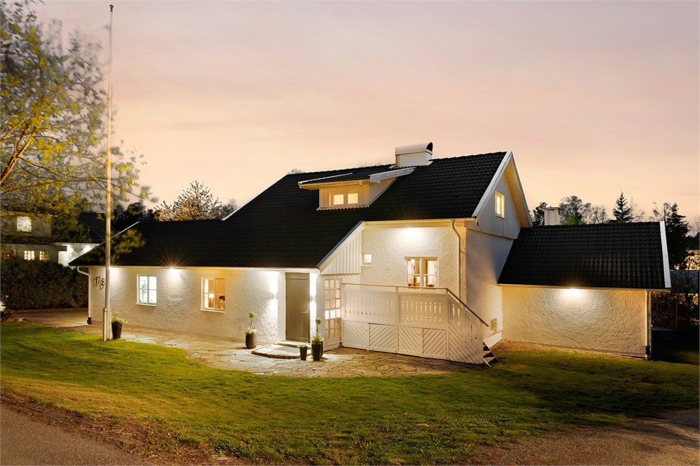 Pampig villa utmed lugn och trivsam väg
