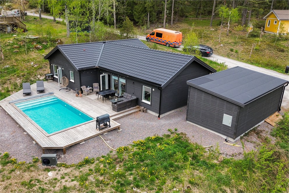 Poolområde med trädäck