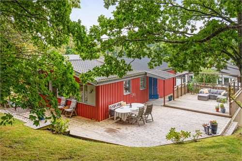 Den generösa altanen erbjuder flera sittplatser 