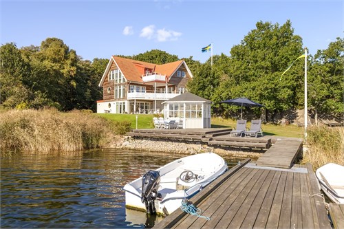 Härlig brygga med plats för flera båtar...