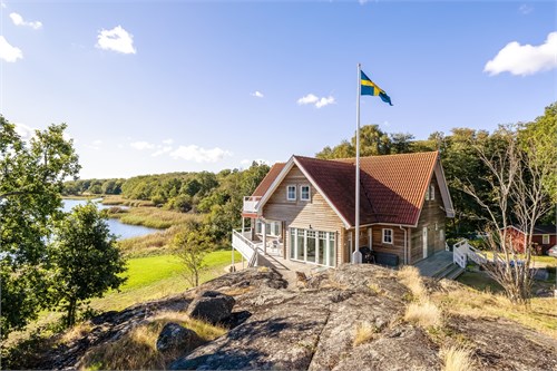 Varierande tomt med utsiktsberg & flera uteplatser