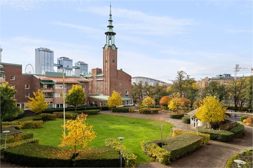 Utsikt från balkongen över den grönskande gården!