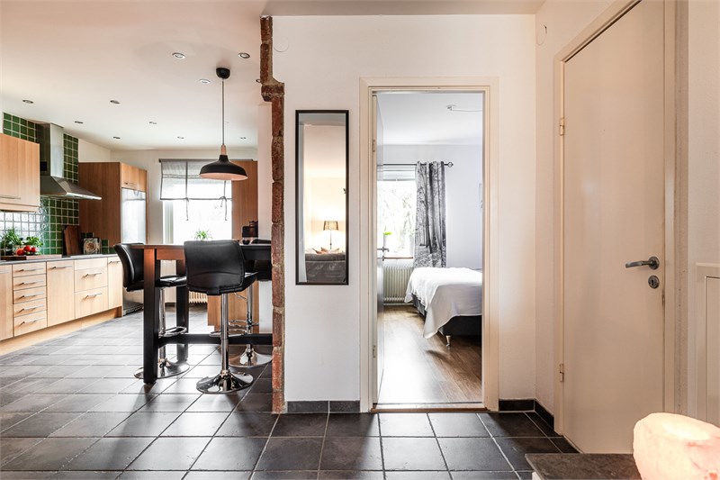 Entréhall med öppen siktlinje mot bostadens ytor