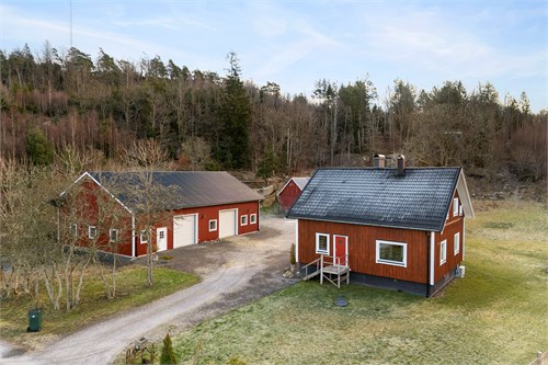 Infart, bostadshus och maskinhall.