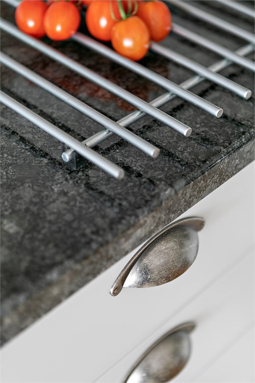 Granitbänk och rostfria vitvaror
