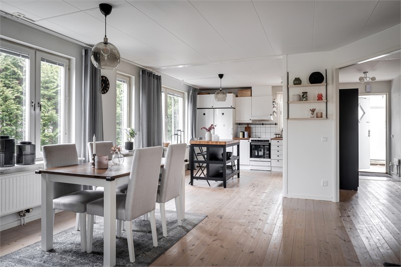 Kök, matplats och vardagsrum samsas i öppna ytor