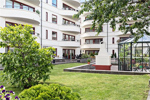 Gemensam innergård med vy mot uteplats