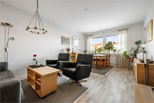 Vardagsrum med utsikt mot innergården