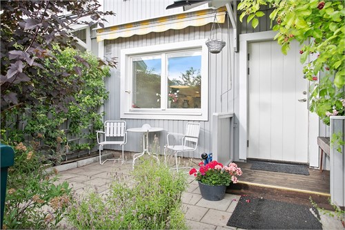 Mysig uteplats med eftermiddagsol
