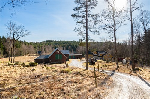 Gården, infartsväg, sista huset
