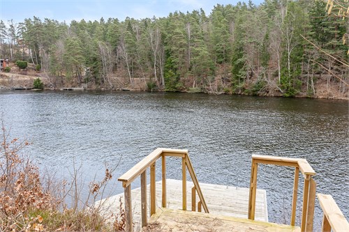 Tomten leder hela vägen ner till sjön