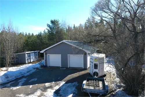 Dubbelgarage och förrådsbod