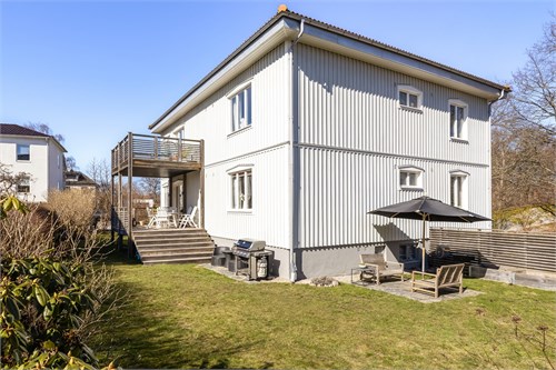 Baksida och del av den lättskötta hörntomten