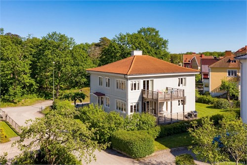 Huset är till stora delar renoverat, bla tak -09