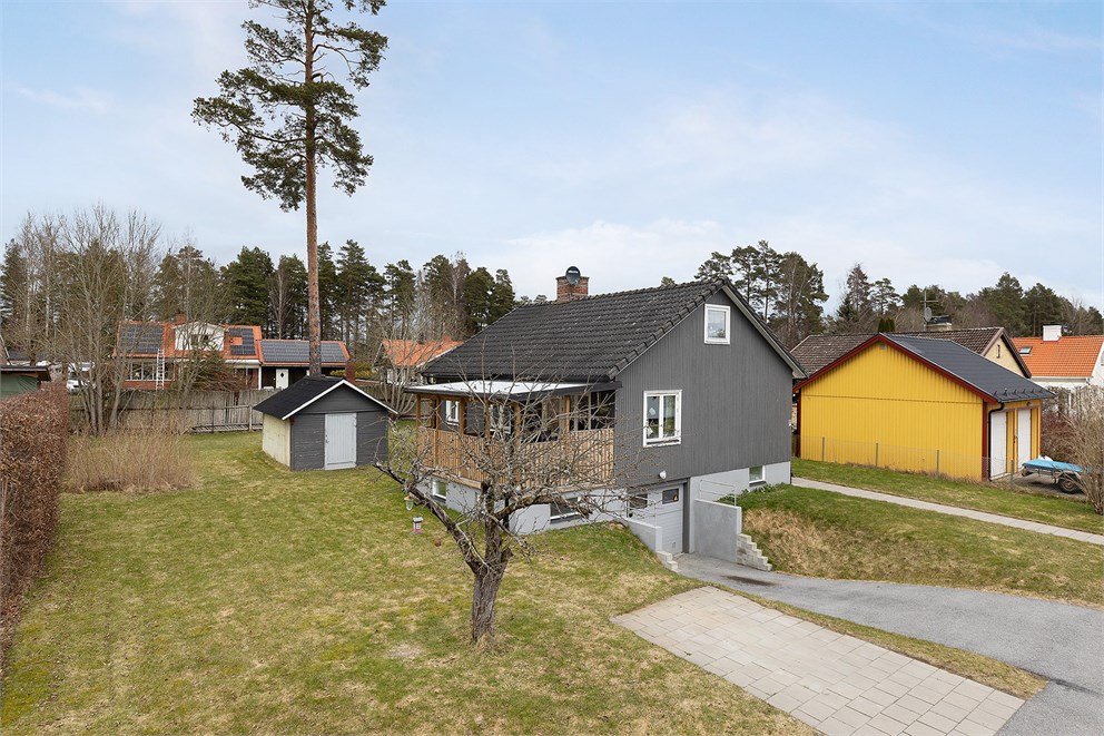 Första Tvärgatan 9